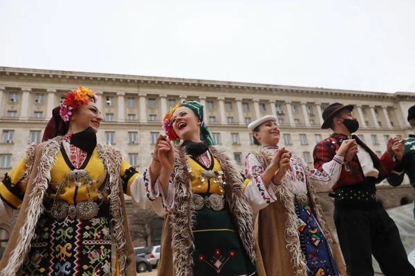 保加利亚索菲亚 2021年4月19日 身着传统民俗服装的人在保加利亚索菲亚市中心表演保加利亚民间舞蹈 Horo — 图库照片