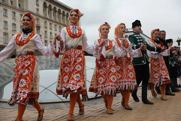 Sofia Bulgária Abril 2021 Pessoas Trajes Populares Tradicionais Realizam Dança — Fotografia de Stock