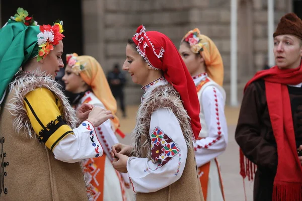 Σόφια Βουλγαρία Απριλίου 2021 Άνθρωποι Παραδοσιακές Λαϊκές Ενδυμασίες Ερμηνεύουν Βουλγαρικό — Φωτογραφία Αρχείου