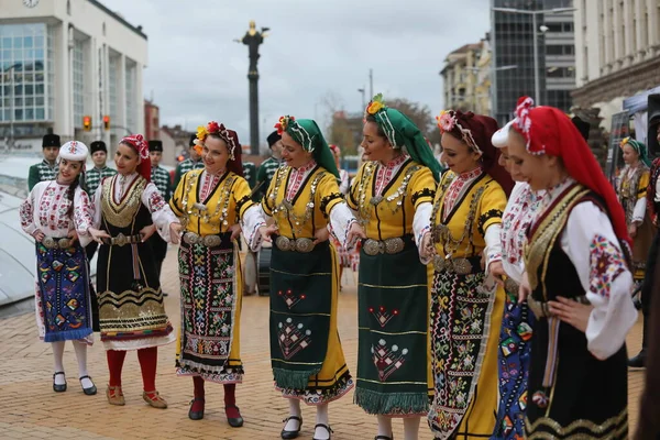 Szófia Bulgária 2021 Április Hagyományos Népviseletben Bolgár Néptáncot Horo Adják — Stock Fotó