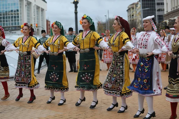 Sofia Bulgarije April 2021 Mensen Traditionele Volkskostuums Voeren Bulgaarse Volksdans — Stockfoto