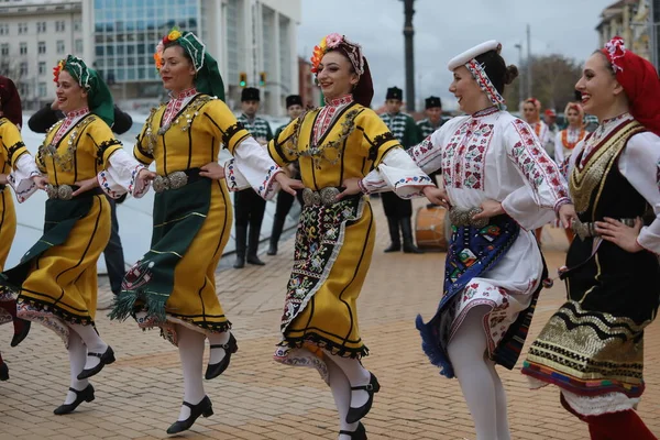 ブルガリア ソフィア2021年4月19日 ブルガリアの伝統民族衣装を着た人々がブルガリアのソフィア中心部で民族舞踊 を披露 — ストック写真