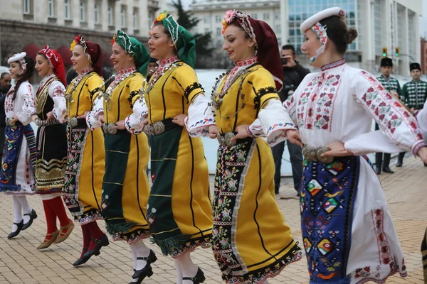 Sofia Bulgária Abril 2021 Pessoas Trajes Populares Tradicionais Realizam Dança — Fotografia de Stock