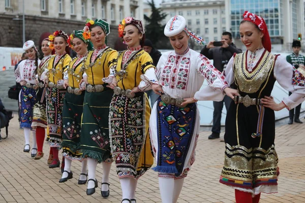 Sofia Bulgária Abril 2021 Pessoas Trajes Populares Tradicionais Realizam Dança — Fotografia de Stock