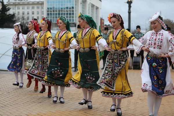 Sofia Bulgaria Aprile 2021 Persone Costumi Popolari Tradizionali Eseguono Danza — Foto Stock