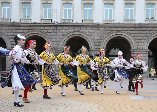Sofia Bułgaria Kwietnia 2021 Ludzie Tradycyjnych Strojach Ludowych Wykonują Bułgarski — Zdjęcie stockowe