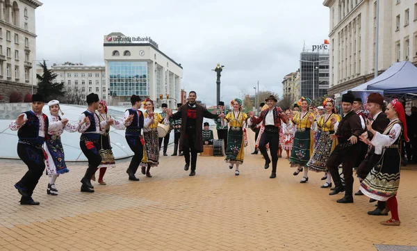 Sofia Bulgarije April 2021 Mensen Traditionele Volkskostuums Voeren Bulgaarse Volksdans — Stockfoto