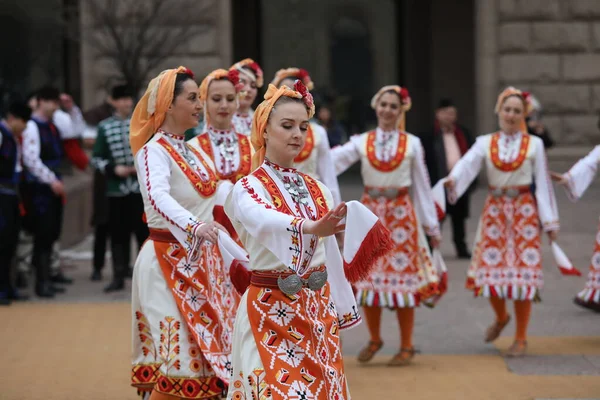 Sofia Bulgarie Avril 2021 Des Gens Costumes Folkloriques Traditionnels Exécutent — Photo