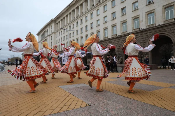 保加利亚索菲亚 2021年4月19日 身着传统民俗服装的人在保加利亚索菲亚市中心表演保加利亚民间舞蹈 Horo — 图库照片
