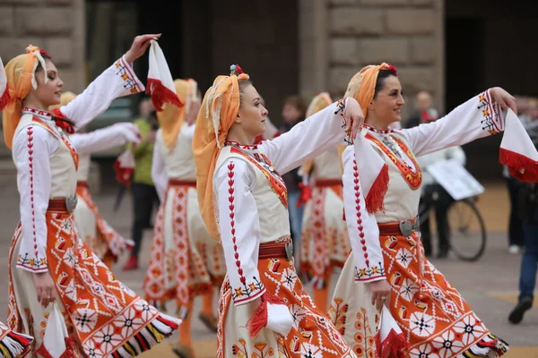 Sofía Bulgaria Abril 2021 Gente Con Trajes Populares Tradicionales Realiza —  Fotos de Stock