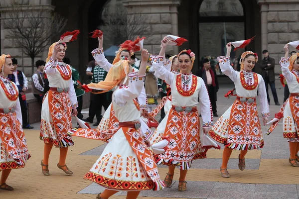 Sofia Bulgária Abril 2021 Pessoas Trajes Populares Tradicionais Realizam Dança — Fotografia de Stock