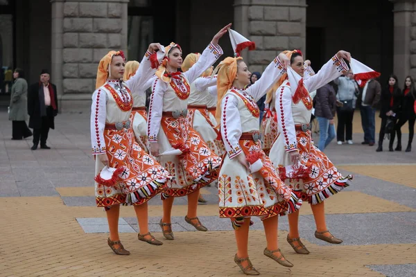 Sofia Bulgária Abril 2021 Pessoas Trajes Populares Tradicionais Realizam Dança — Fotografia de Stock