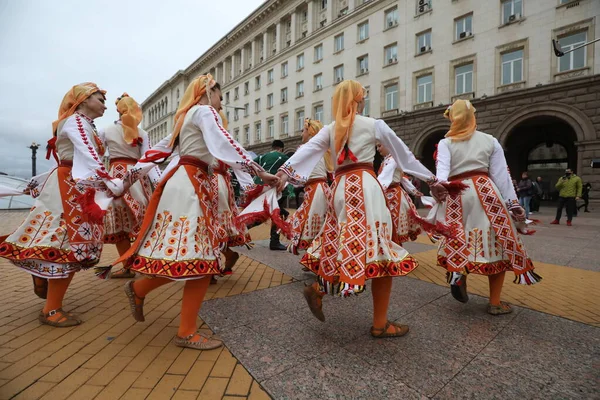 Sofia Bulgária Abril 2021 Pessoas Trajes Populares Tradicionais Realizam Dança — Fotografia de Stock