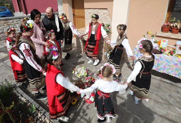 Gara Bov Bulgaria Abril 2021 Las Chicas Decoran Una Manera — Foto de Stock