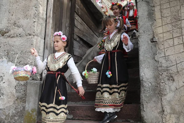 Gara Bov Βουλγαρία Απριλίου 2021 Κορίτσια Στολίζουν Πολύχρωμο Και Πλούσιο — Φωτογραφία Αρχείου