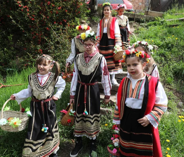 Gara Bov Bulgaria Április 2021 Lányok Színes Gazdag Módon Díszítik — Stock Fotó