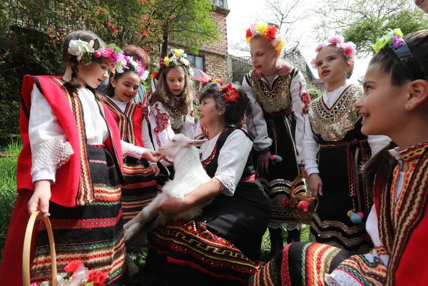 Gara Bov Bulgaria Abril 2021 Las Chicas Decoran Una Manera — Foto de Stock