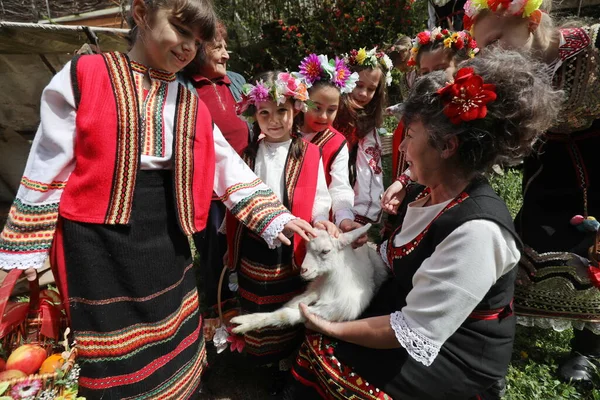 Gara Bov Bulgaria Abril 2021 Las Chicas Decoran Una Manera — Foto de Stock