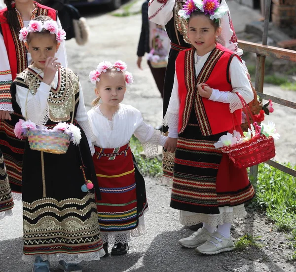 Gara Bov Bulgaria Abril 2021 Las Chicas Decoran Una Manera — Foto de Stock