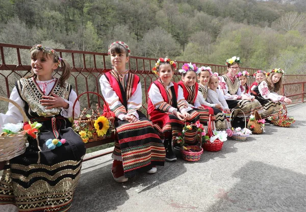Gara Bov Bulgaria Abril 2021 Las Chicas Decoran Una Manera — Foto de Stock