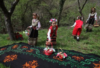 Gara Bov, Bulgarya- 24 Nisan 2021: Kızlar saçlarını renkli ve zengin bir şekilde süslüyor ve köyde dolaşıp şarkılar söyleyip dans ediyorlar, bu şekilde evlenmeye hazır olduklarını gösteriyorlar.