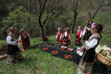 Gara Bov, Bulgarya- 24 Nisan 2021: Kızlar saçlarını renkli ve zengin bir şekilde süslüyor ve köyde dolaşıp şarkılar söyleyip dans ediyorlar, bu şekilde evlenmeye hazır olduklarını gösteriyorlar.