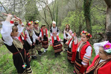 Gara Bov, Bulgarya- 24 Nisan 2021: Kızlar saçlarını renkli ve zengin bir şekilde süslüyor ve köyde dolaşıp şarkılar söyleyip dans ediyorlar, bu şekilde evlenmeye hazır olduklarını gösteriyorlar.