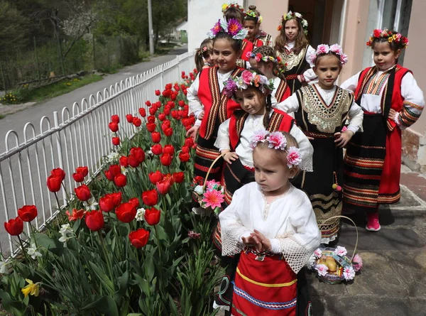 Gara Bov Bulgaria Abril 2021 Las Chicas Decoran Una Manera — Foto de Stock