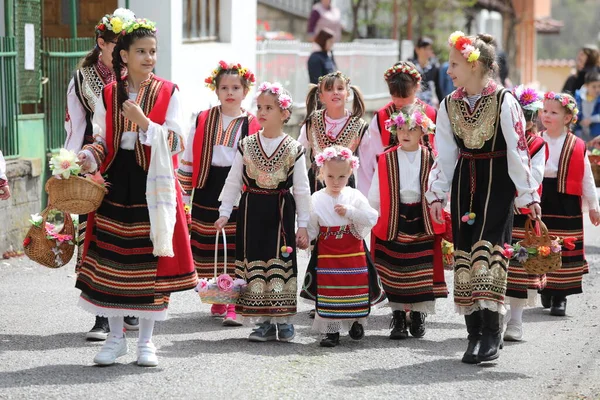 Gara Bov Βουλγαρία Απριλίου 2021 Κορίτσια Στολίζουν Πολύχρωμο Και Πλούσιο — Φωτογραφία Αρχείου