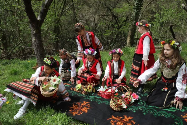 Gara Bov Bulgaria Abril 2021 Las Chicas Decoran Una Manera —  Fotos de Stock