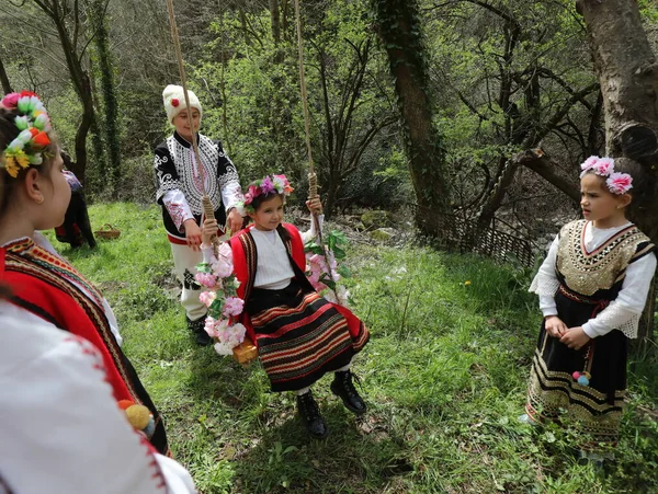 Gara Bov Bulgarië April 2021 Meisjes Versieren Een Kleurrijke Rijke — Stockfoto