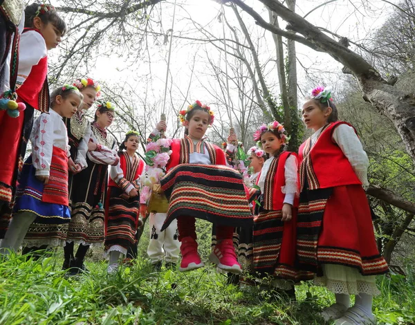 ブルガリア ボフ2021年4月24日 女の子たちはカラフルで豊かな方法で髪を飾り 村を歩き 歌や踊りを歌い このように彼らが結婚する準備ができていることを示す — ストック写真