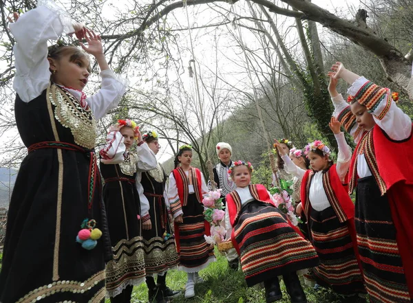 Gara Bov Bulgaria Aprile 2021 Ragazze Decorano Modo Colorato Ricco — Foto Stock