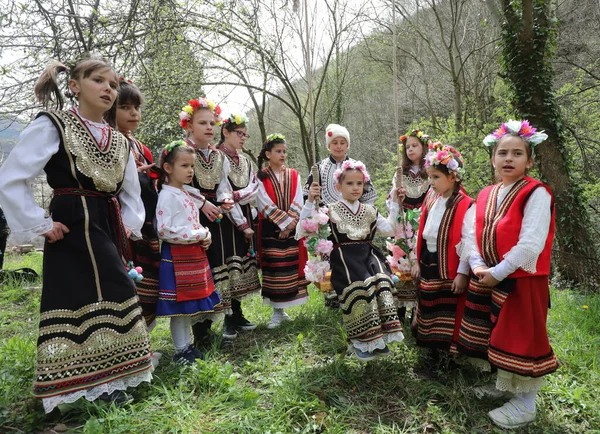 Gara Bov Bulgaria Abril 2021 Las Chicas Decoran Una Manera — Foto de Stock