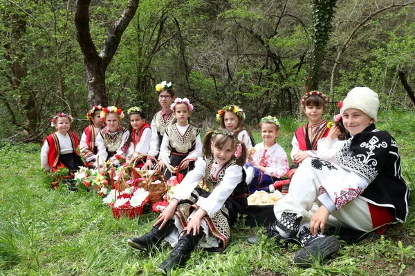 Gara Bov Bulgaria Abril 2021 Las Chicas Decoran Una Manera — Foto de Stock