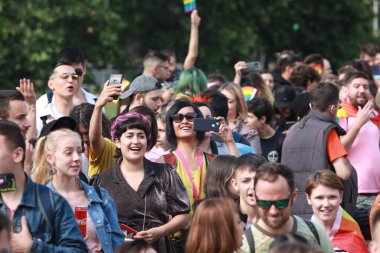 Sofya, Bulgaristan - 12 Haziran 2021: Sofya 'da düzenlenen yıllık LGBT Sofya Onur etkinliğine LGBT hakları lezbiyen, eşcinsel, transseksüel ve biseksüel hakları destekleyen insanlar 14. kez ve bir yıl aradan sonra katılıyor