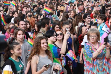 Sofya, Bulgaristan - 12 Haziran 2021: Sofya 'da düzenlenen yıllık LGBT Sofya Onur etkinliğine LGBT hakları lezbiyen, eşcinsel, transseksüel ve biseksüel hakları destekleyen insanlar 14. kez ve bir yıl aradan sonra katılıyor