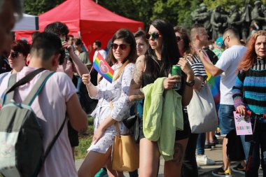 Sofya, Bulgaristan - 12 Haziran 2021: Sofya 'da düzenlenen yıllık LGBT Sofya Onur etkinliğine LGBT hakları lezbiyen, eşcinsel, transseksüel ve biseksüel hakları destekleyen insanlar 14. kez ve bir yıl aradan sonra katılıyor