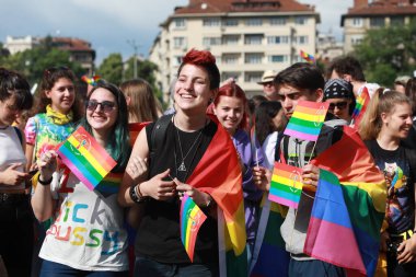 Sofya, Bulgaristan - 12 Haziran 2021: Sofya 'da düzenlenen yıllık LGBT Sofya Onur etkinliğine LGBT hakları lezbiyen, eşcinsel, transseksüel ve biseksüel hakları destekleyen insanlar 14. kez ve bir yıl aradan sonra katılıyor