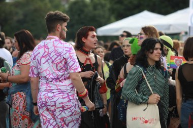 Sofya, Bulgaristan - 12 Haziran 2021: Sofya 'da düzenlenen yıllık LGBT Sofya Onur etkinliğine LGBT hakları lezbiyen, eşcinsel, transseksüel ve biseksüel hakları destekleyen insanlar 14. kez ve bir yıl aradan sonra katılıyor