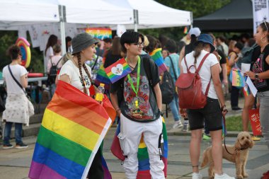 Sofya, Bulgaristan - 12 Haziran 2021: Sofya 'da düzenlenen yıllık LGBT Sofya Onur etkinliğine LGBT hakları lezbiyen, eşcinsel, transseksüel ve biseksüel hakları destekleyen insanlar 14. kez ve bir yıl aradan sonra katılıyor