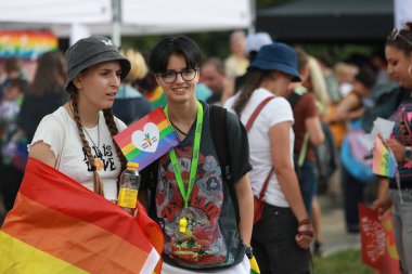 Sofya, Bulgaristan - 12 Haziran 2021: Sofya 'da düzenlenen yıllık LGBT Sofya Onur etkinliğine LGBT hakları lezbiyen, eşcinsel, transseksüel ve biseksüel hakları destekleyen insanlar 14. kez ve bir yıl aradan sonra katılıyor