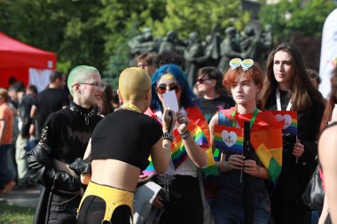 Sofya, Bulgaristan - 12 Haziran 2021: Sofya 'da düzenlenen yıllık LGBT Sofya Onur etkinliğine LGBT hakları lezbiyen, eşcinsel, transseksüel ve biseksüel hakları destekleyen insanlar 14. kez ve bir yıl aradan sonra katılıyor