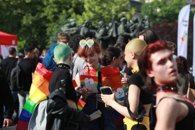 Sofya, Bulgaristan - 12 Haziran 2021: Sofya 'da düzenlenen yıllık LGBT Sofya Onur etkinliğine LGBT hakları lezbiyen, eşcinsel, transseksüel ve biseksüel hakları destekleyen insanlar 14. kez ve bir yıl aradan sonra katılıyor