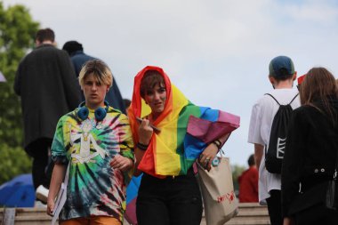 Sofya, Bulgaristan - 12 Haziran 2021: Sofya 'da düzenlenen yıllık LGBT Sofya Onur etkinliğine LGBT hakları lezbiyen, eşcinsel, transseksüel ve biseksüel hakları destekleyen insanlar 14. kez ve bir yıl aradan sonra katılıyor