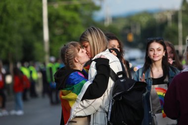 Sofya, Bulgaristan - 12 Haziran 2021: Sofya 'da düzenlenen yıllık LGBT Sofya Onur etkinliğine LGBT hakları lezbiyen, eşcinsel, transseksüel ve biseksüel hakları destekleyen insanlar 14. kez ve bir yıl aradan sonra katılıyor