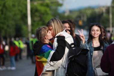 Sofya, Bulgaristan - 12 Haziran 2021: Sofya 'da düzenlenen yıllık LGBT Sofya Onur etkinliğine LGBT hakları lezbiyen, eşcinsel, transseksüel ve biseksüel hakları destekleyen insanlar 14. kez ve bir yıl aradan sonra katılıyor