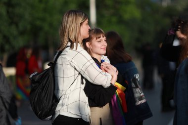 Sofya, Bulgaristan - 12 Haziran 2021: Sofya 'da düzenlenen yıllık LGBT Sofya Onur etkinliğine LGBT hakları lezbiyen, eşcinsel, transseksüel ve biseksüel hakları destekleyen insanlar 14. kez ve bir yıl aradan sonra katılıyor