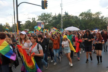 Sofya, Bulgaristan - 12 Haziran 2021: Sofya 'da düzenlenen yıllık LGBT Sofya Onur etkinliğine LGBT hakları lezbiyen, eşcinsel, transseksüel ve biseksüel hakları destekleyen insanlar 14. kez ve bir yıl aradan sonra katılıyor