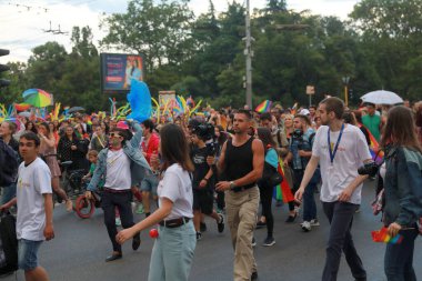 Sofya, Bulgaristan - 12 Haziran 2021: Sofya 'da düzenlenen yıllık LGBT Sofya Onur etkinliğine LGBT hakları lezbiyen, eşcinsel, transseksüel ve biseksüel hakları destekleyen insanlar 14. kez ve bir yıl aradan sonra katılıyor